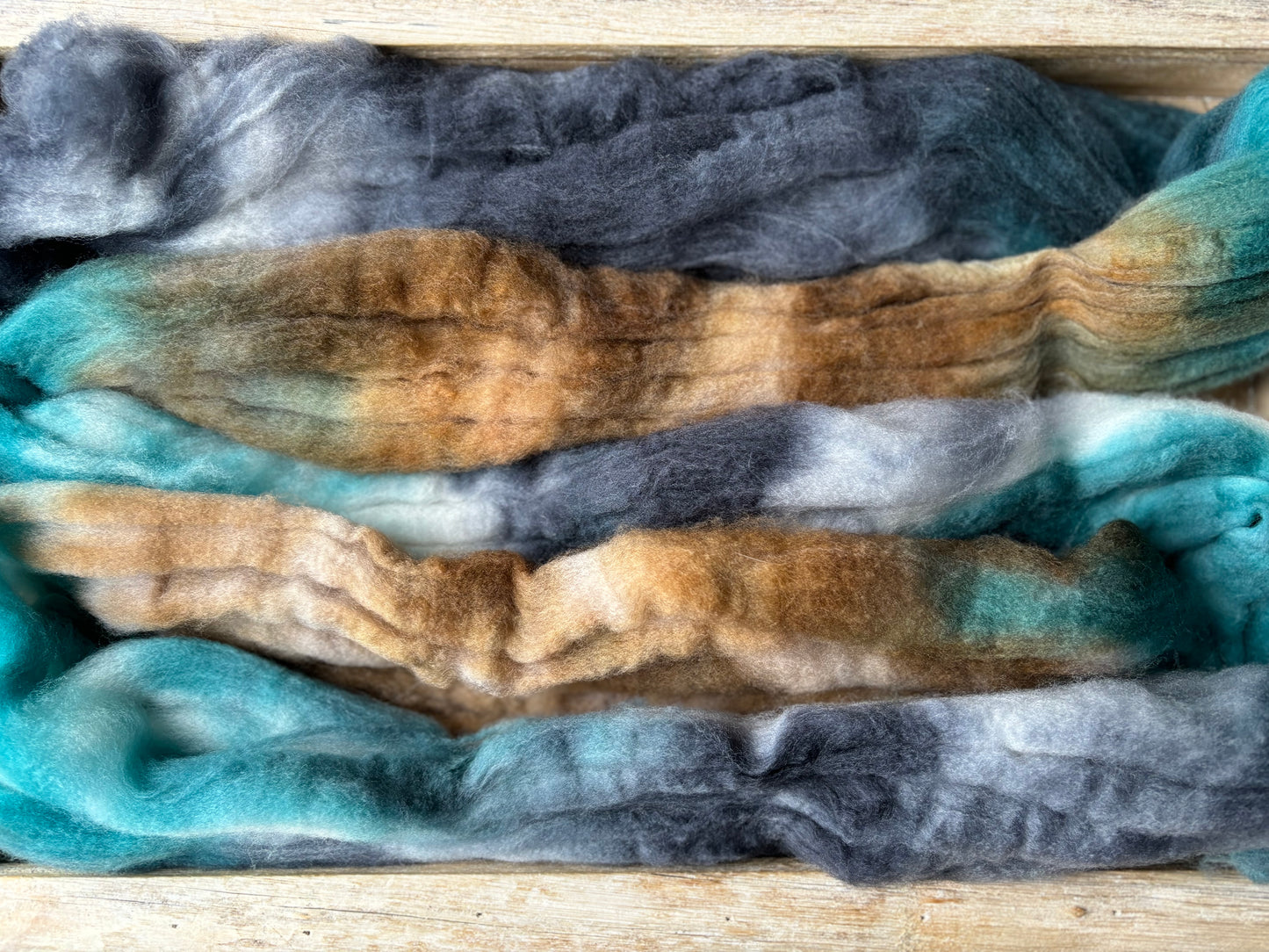 100 grammes de fibre filante - 80 % laine mérinos Superwash/ 20 % nylon - 22,5 microns - Dessus peigné teint à la main