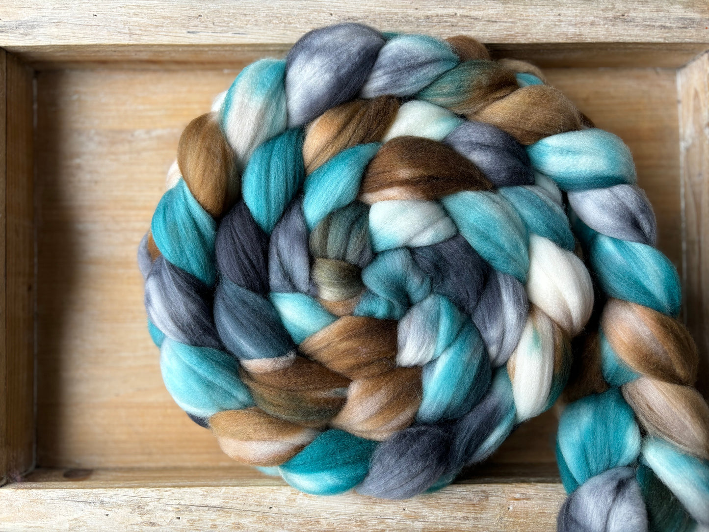 100 grammes de fibre filante - 80 % laine mérinos Superwash/ 20 % nylon - 22,5 microns - Dessus peigné teint à la main