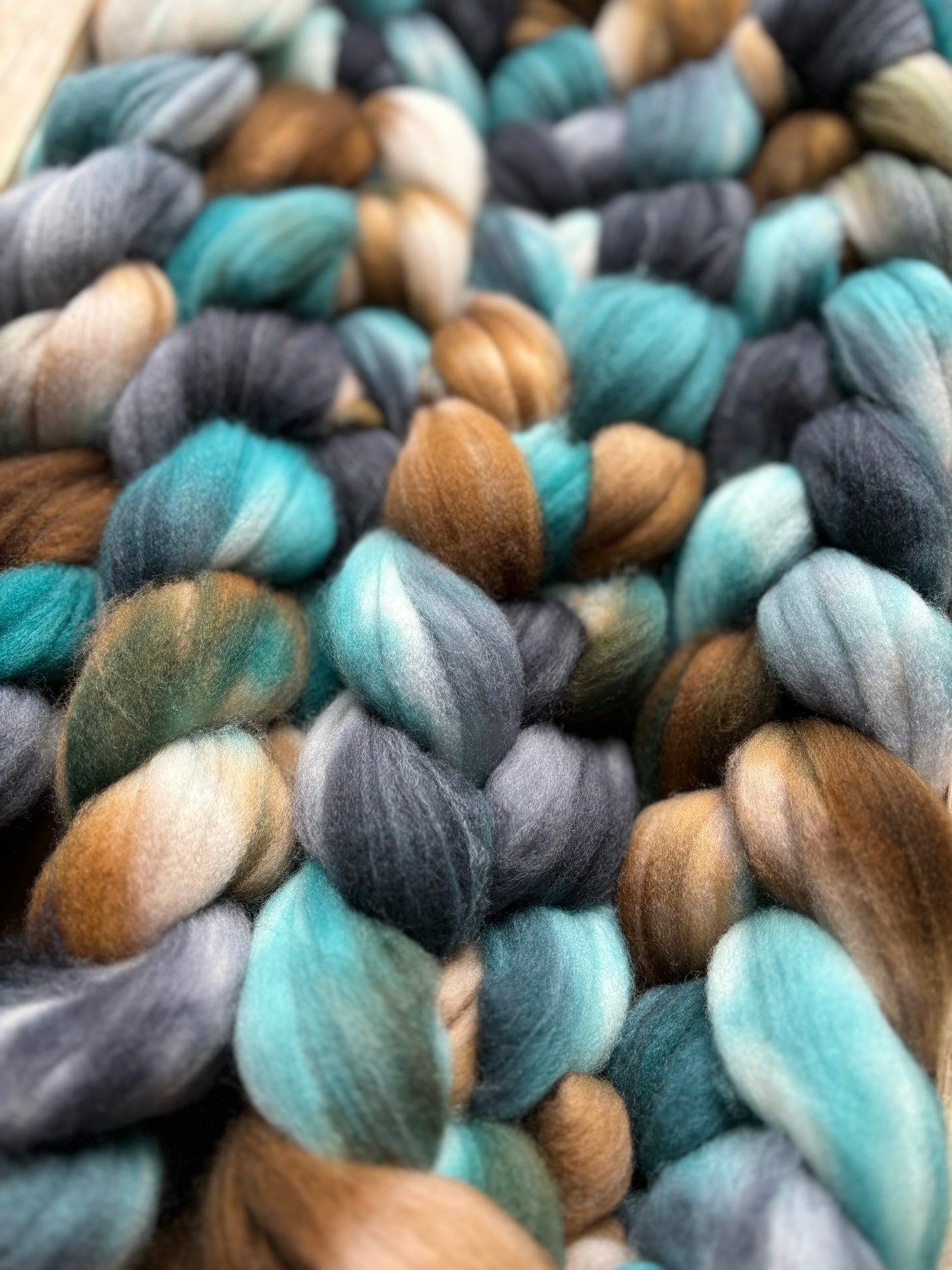 100 grammes de fibre filante - 80 % laine mérinos Superwash/ 20 % nylon - 22,5 microns - Dessus peigné teint à la main