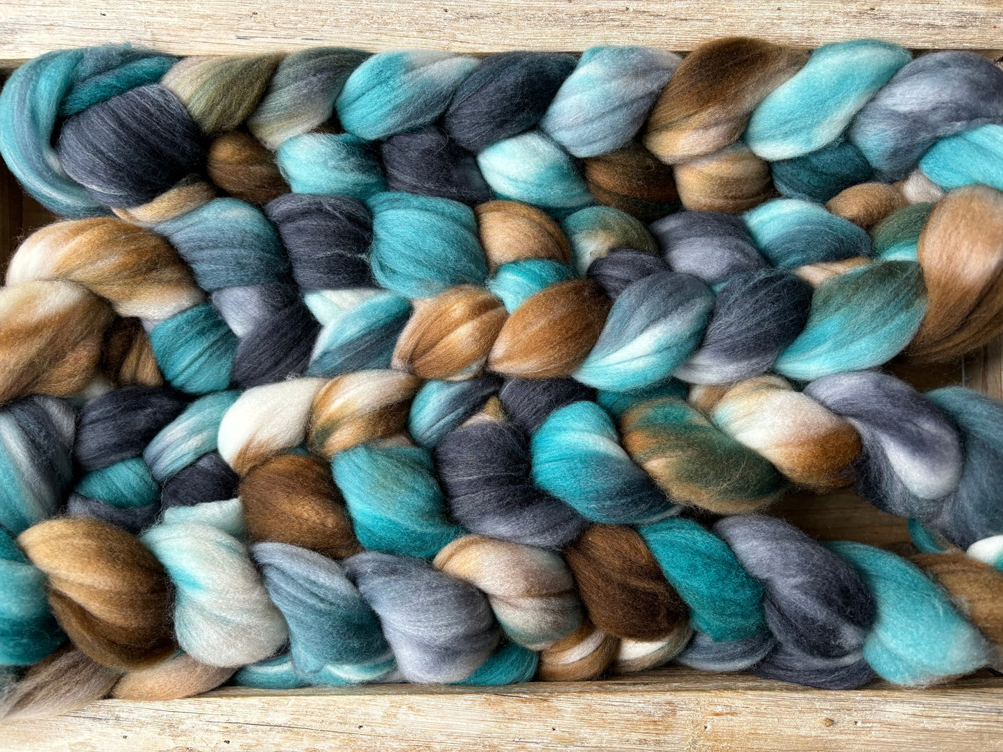 100 grammes de fibre filante - 80 % laine mérinos Superwash/ 20 % nylon - 22,5 microns - Dessus peigné teint à la main