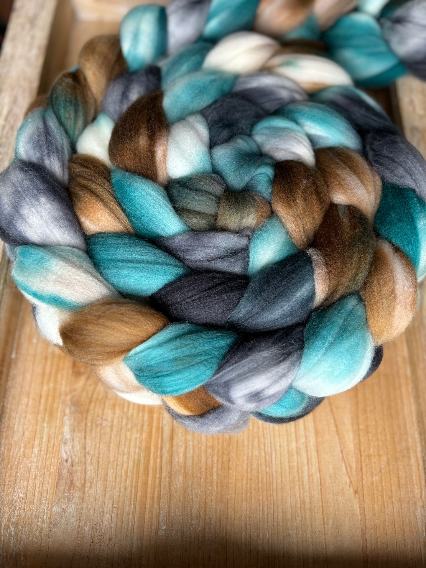 100 grammes de fibre filante - 80 % laine mérinos Superwash/ 20 % nylon - 22,5 microns - Dessus peigné teint à la main