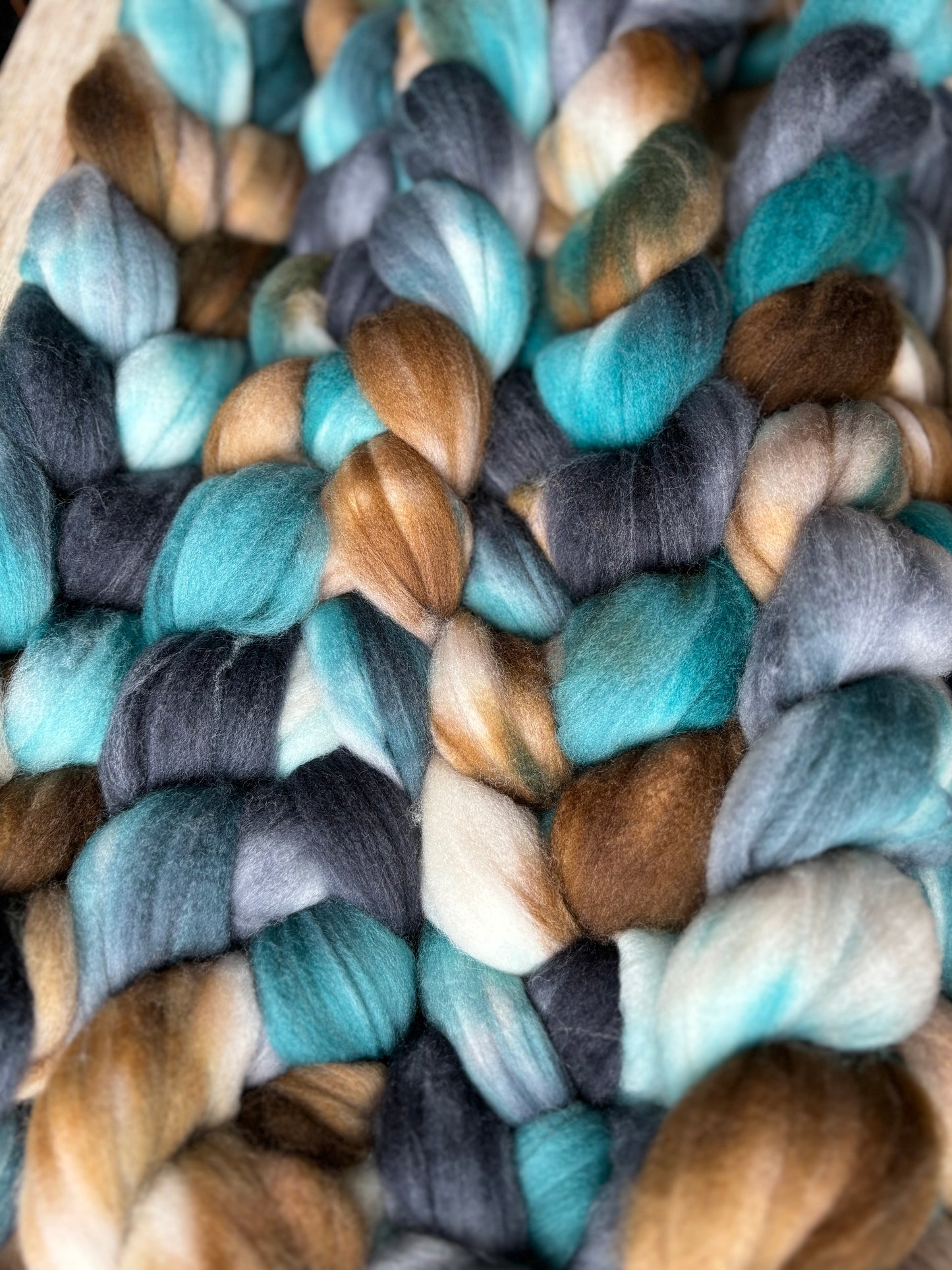 100 grammes de fibre filante - 80 % laine mérinos Superwash/ 20 % nylon - 22,5 microns - Dessus peigné teint à la main