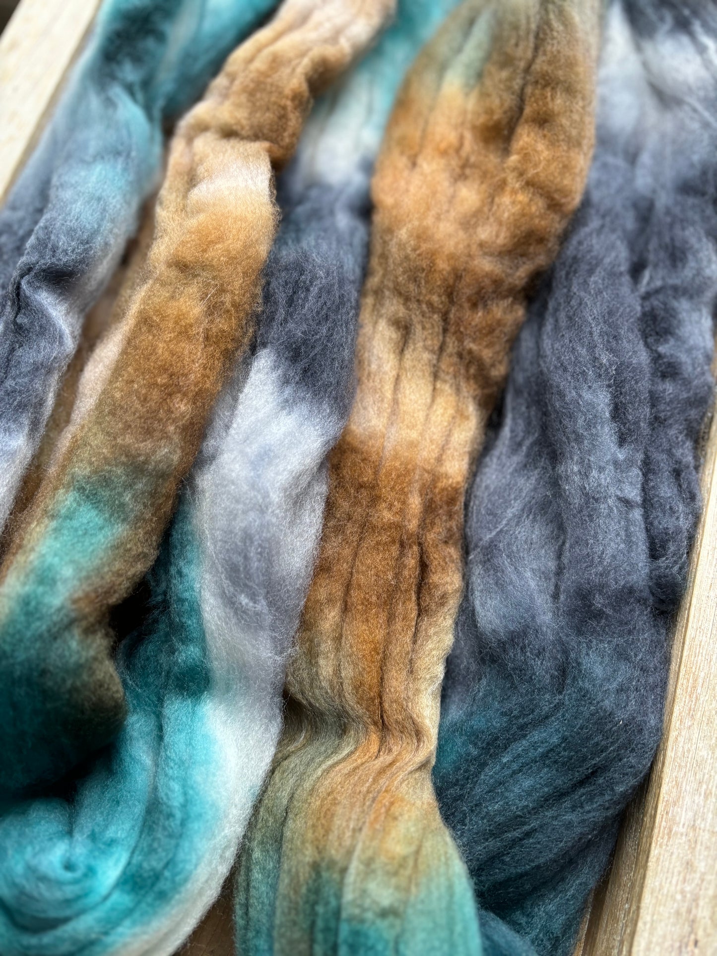 100 grammes de fibre filante - 80 % laine mérinos Superwash/ 20 % nylon - 22,5 microns - Dessus peigné teint à la main
