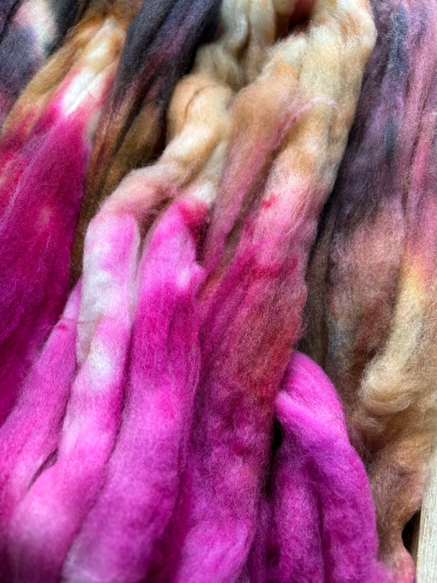 100 grammes de fibre filante - 80 % laine mérinos Superwash/ 20 % nylon - 22,5 microns - Dessus peigné teint à la main