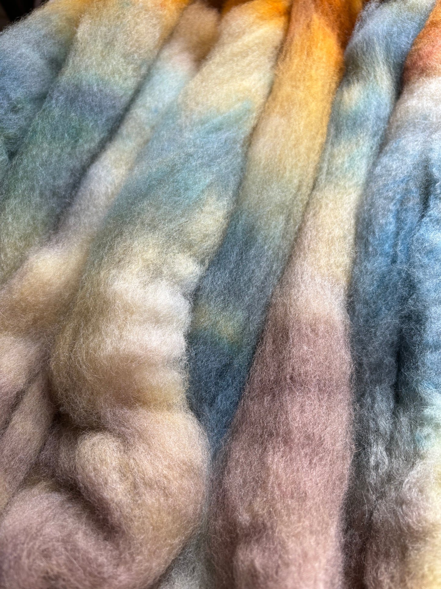 100 grammes de fibre filante - Laine Leicester à face bleue - 26 microns - Dessus peigné teint à la main