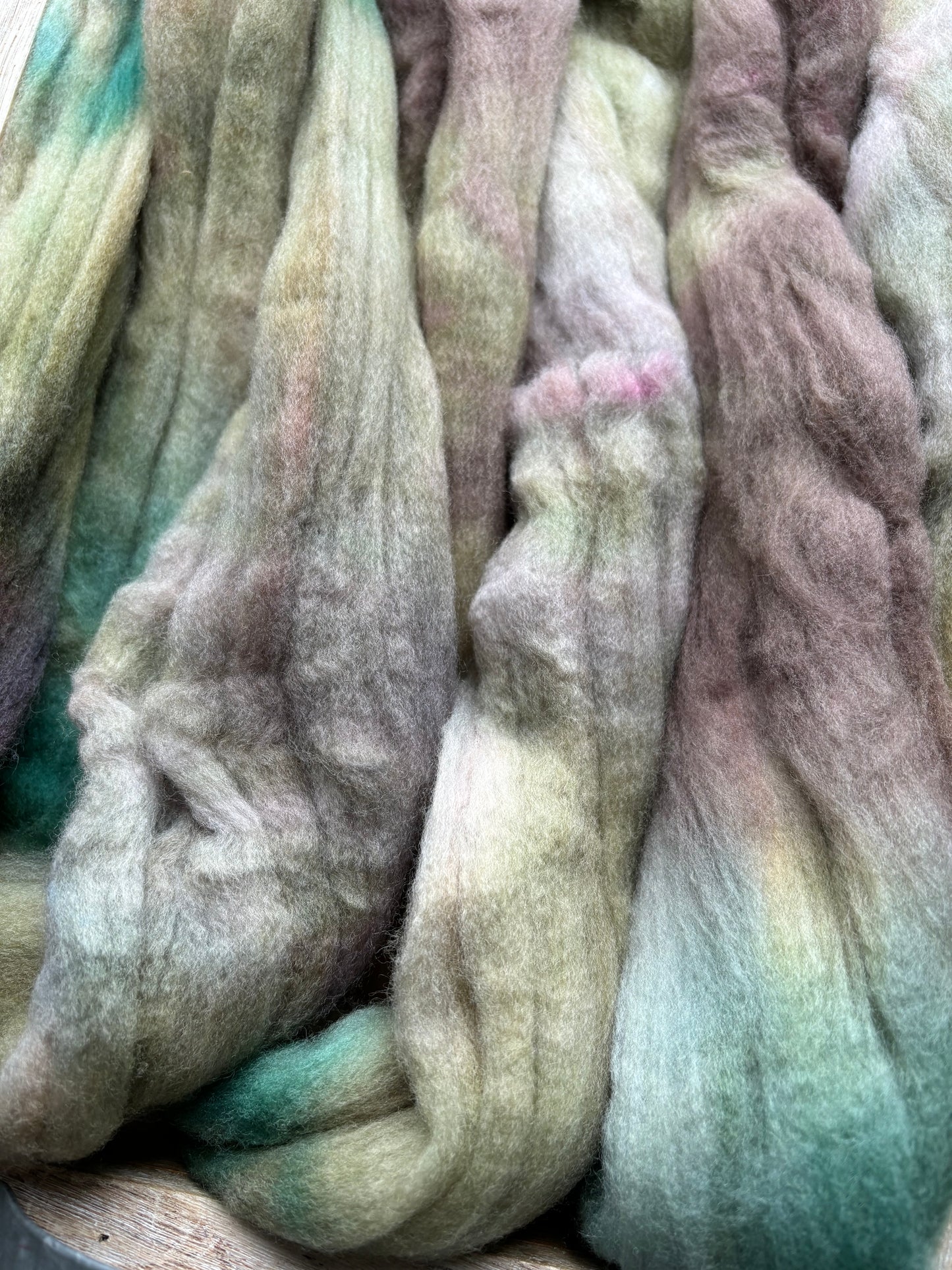 100 grammes de fibre filante - Laine mérinos non traitée 22 microns - Dessus peigné teint à la main