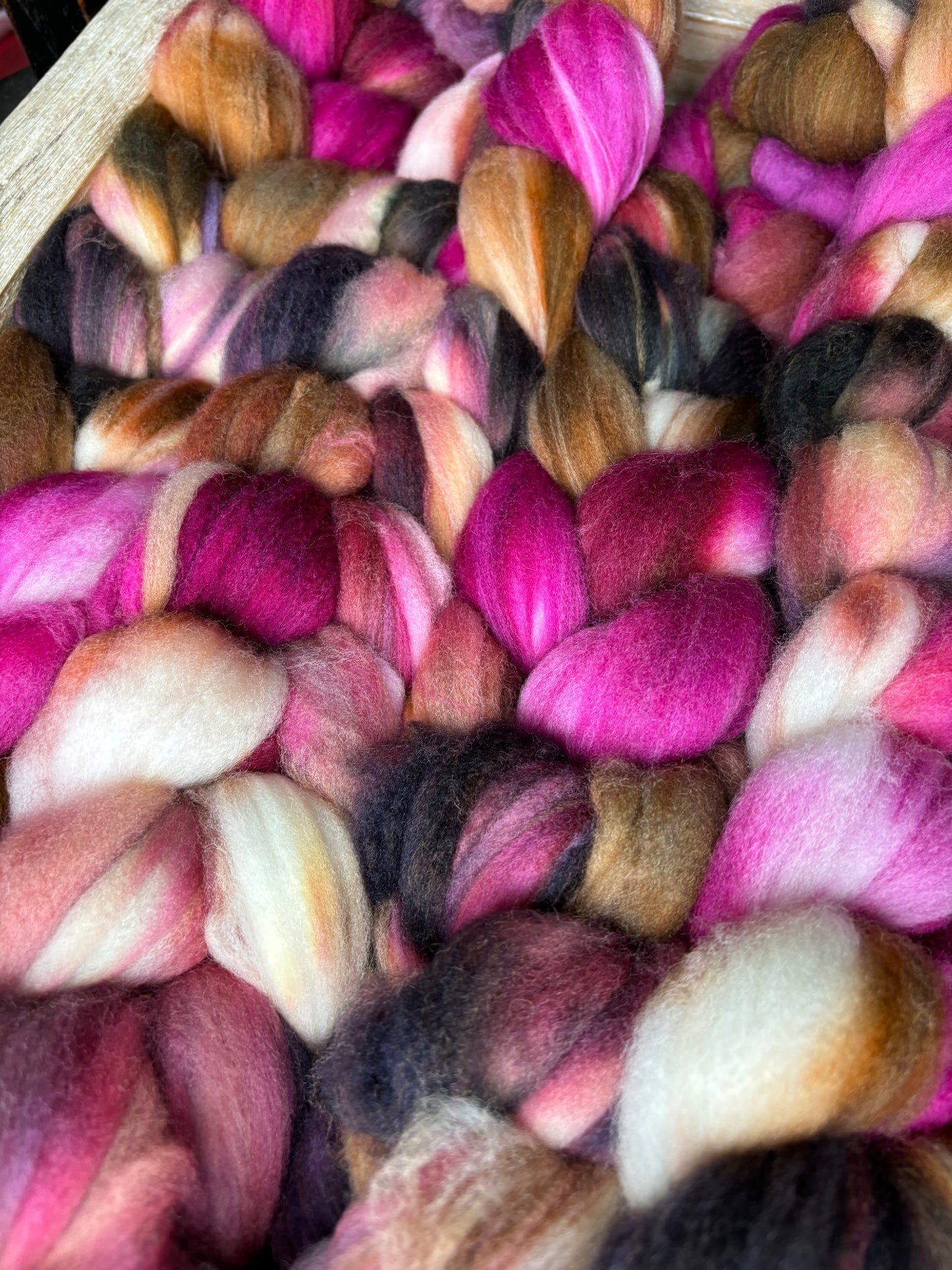 100 grammes de fibre filante - 80 % laine mérinos Superwash/ 20 % nylon - 22,5 microns - Dessus peigné teint à la main
