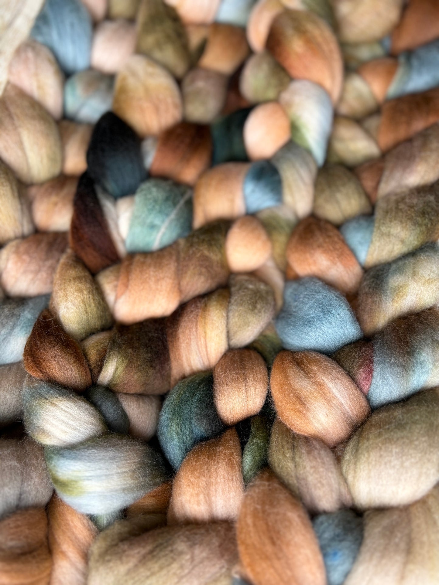 100 grammes de fibre filante - Laine mérinos non traitée 22 microns - Dessus peigné teint à la main